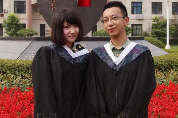 学士的披肩有不同的颜色代表