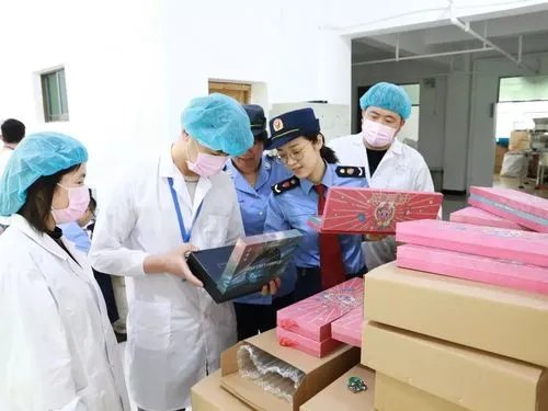 两只狗在操作台偷吃，商家当没看见！食品问题频发，监管部门存在哪些确实？