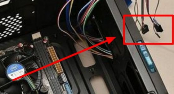 电脑主机的usb接口是插在机箱的哪里？