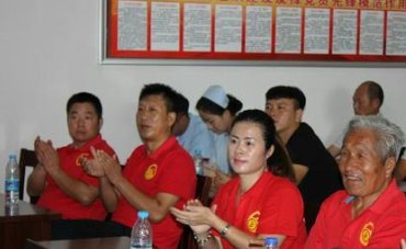 阜阳一留守儿童把老师发的跨年礼物留给妹妹，懂事的背后有着怎样的辛酸？