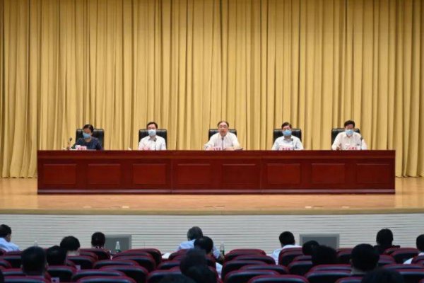 持续深化纠治4风,重点纠治什么什么?坚决破除特权思想,特权行为。