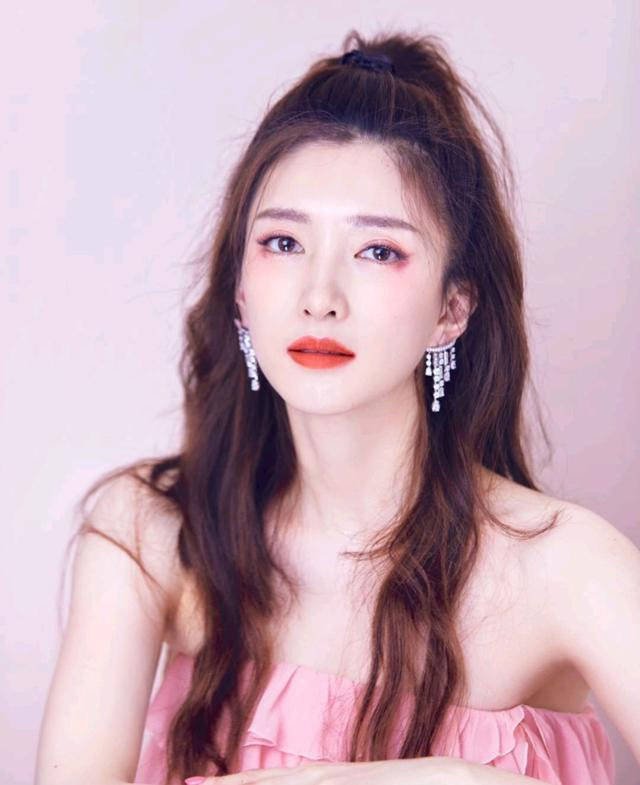 江疏影用诗句回应韩国网友，你如何看待她这种不带攻击性的回应方式？