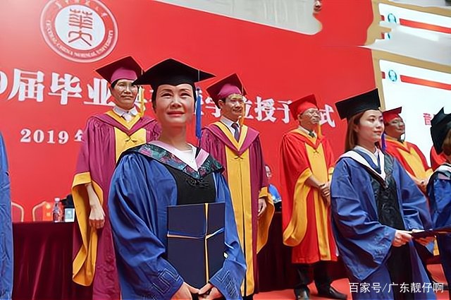 5年前，51岁母亲陪女儿考研，最后和女儿成为同学，她现在好吗？