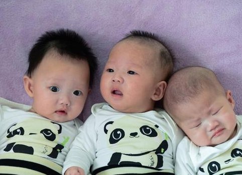 政协委员建议对生育孩子的家庭按月发放补贴，你赞成此建议吗？