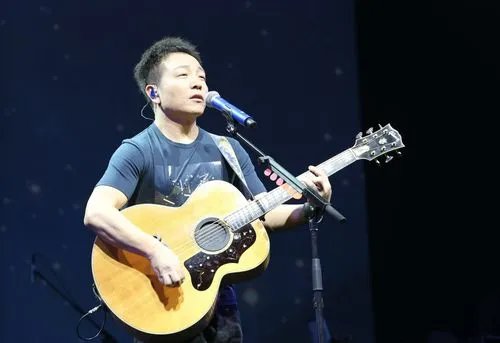 小伙爬高树杈看许巍被警察劝下，小伙这么做有什么安全隐患？