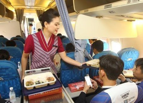 安徽一航班女乘客伸手保护下蹲避险空姐,从乘客的举动中体现出了什么?