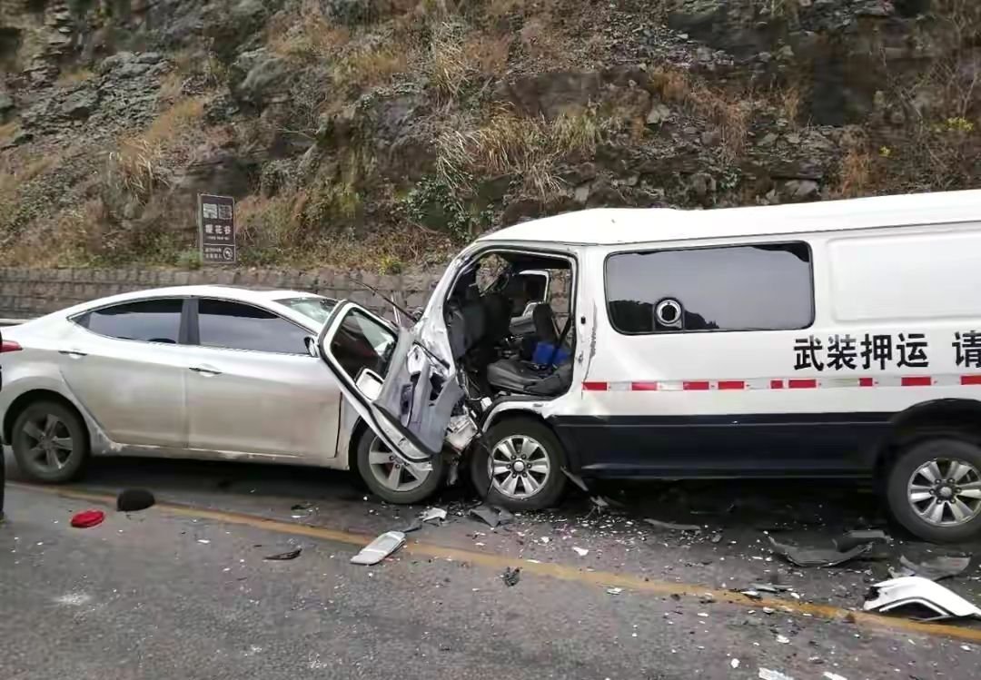 广元一私家车与运钞车相撞，致1死7伤，导致事故的原因是什么？