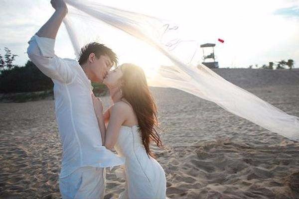 贾乃亮和李小璐，谁爱谁更多一些？