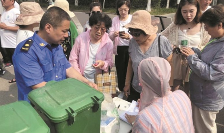 江苏徐州，一69岁垃圾站女工从监控中消失，家属对此事有何怀疑？