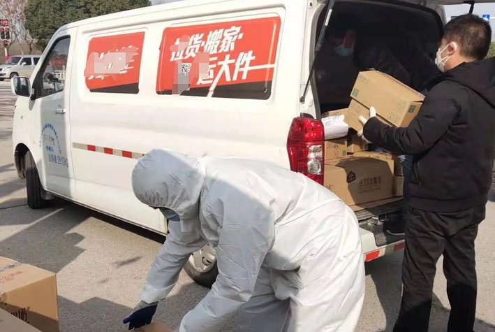 工人滞留上海业主家1根萝卜吃2顿，如何保障这些外来打工者的基本需求？