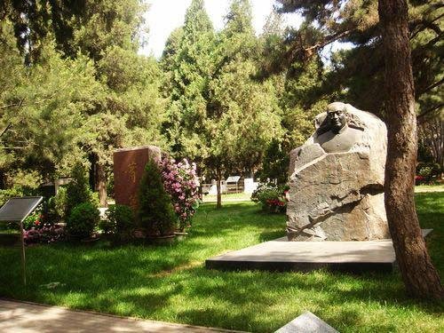 为何很多名人都想埋在八宝山，它有什么特殊的？