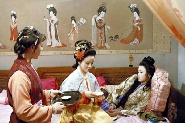 在《红楼梦》里，人们为什么会把偷奸称为扒灰？