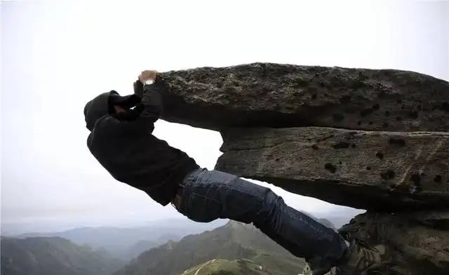 黔南一网红打卡点:多人悬崖边踩巨石用力摇晃!其行为是否有安全隐患?