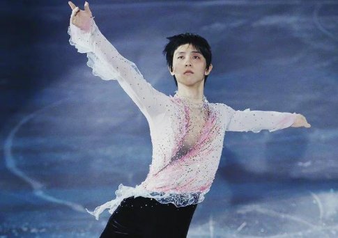 羽生结弦帮忙修补冰面，他的这一举动有多暖心？
