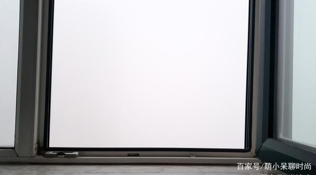 女子大雾天打开窗户，发现邻居家的楼没了。发生了什么事？