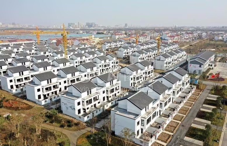 庄稼地现两层楼高豪华公厕引发热议，官方对此作何回应？