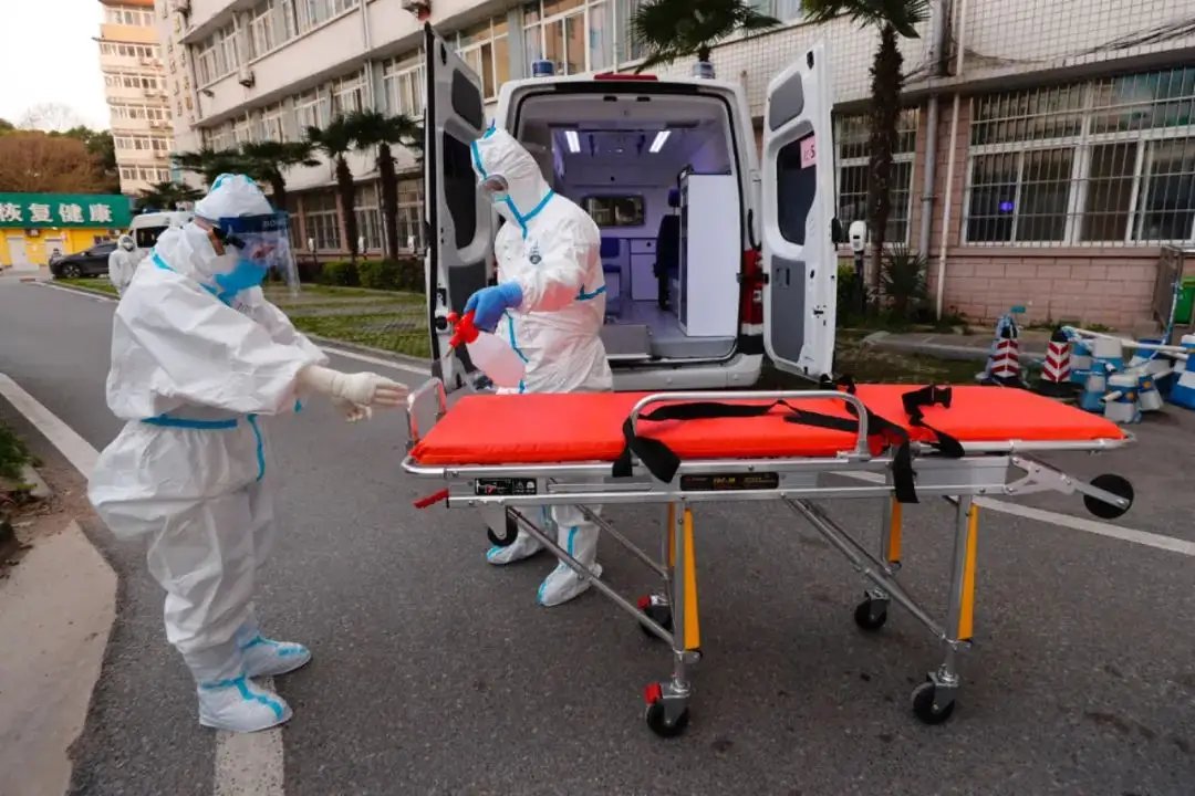 上海一村连夜转运村民准备全面消杀，当地的疫情为何如此严峻？