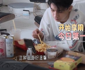 解说秦霄贤的家世真实家庭背景揭秘 秦霄贤爸妈离婚是单亲家庭么