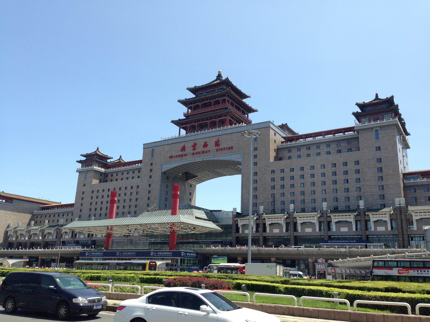 北京西客站的人工客服电话是多少？我在北京西站丢东西了怎么找