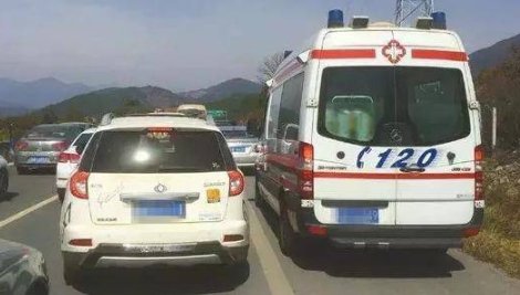 私家车与执行任务救护车对峙,涉事司机会面临什么处罚?