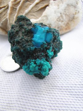 表面粗糙颜色是绿色石头是什么石头不透明