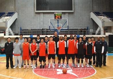 北京金隅篮球俱乐部的男篮队员