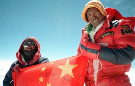 五星红旗再次飘扬在珠峰之巅，科考队为此都付出了什么？