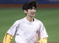 王源晒校服照官宣新剧《灿烂!灿烂!》，照片中透露出了怎样的青春气息？