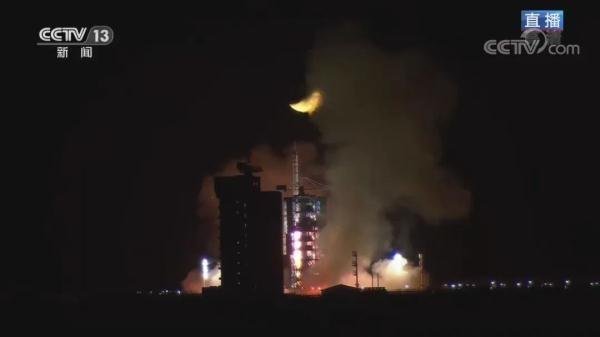 珍贵画面：神十五发射和月亮同框了，这一幕究竟有多震撼人心？