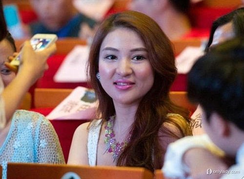 郭美美又炫富?住5万一晚酒店,44万手镯,她做什么有这么高的收入?