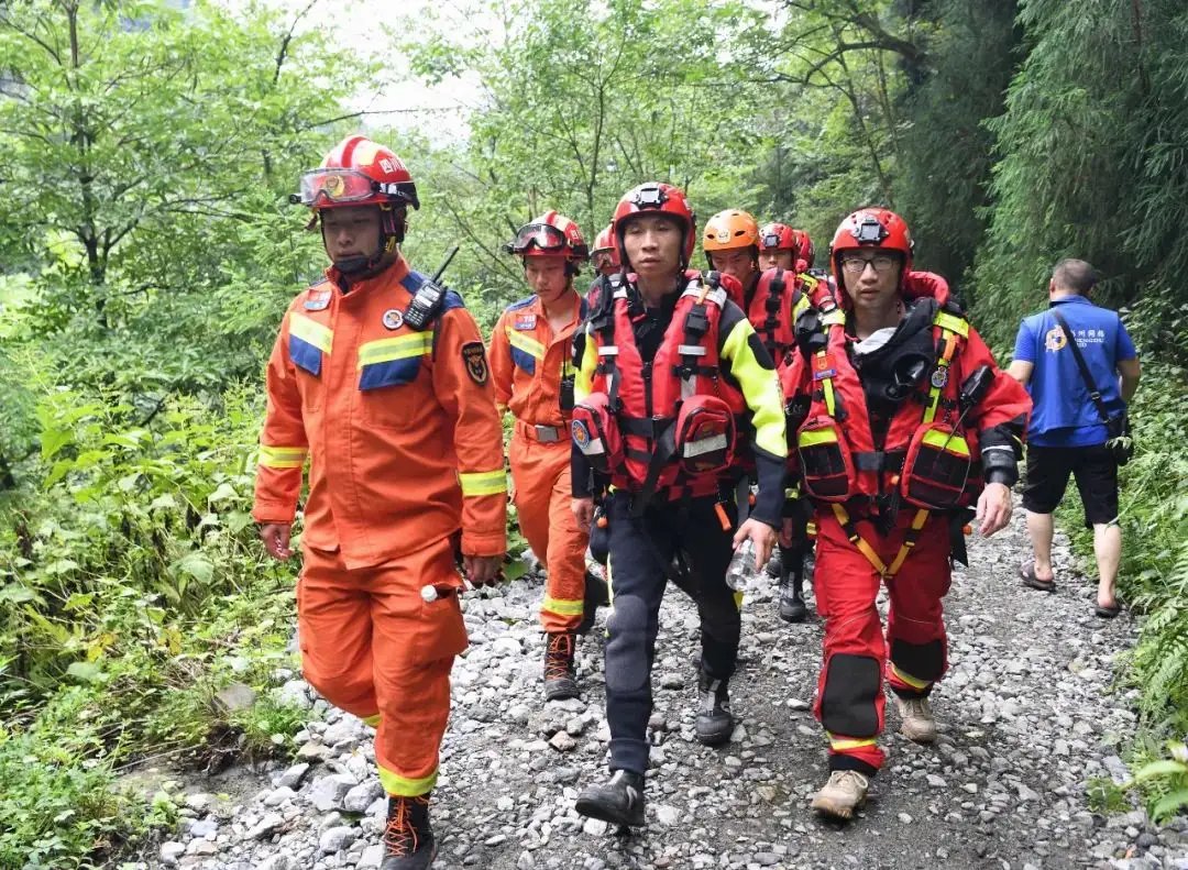 彭州山洪发生前，管理人员大喊跪求大家快走，为何依旧被无视？