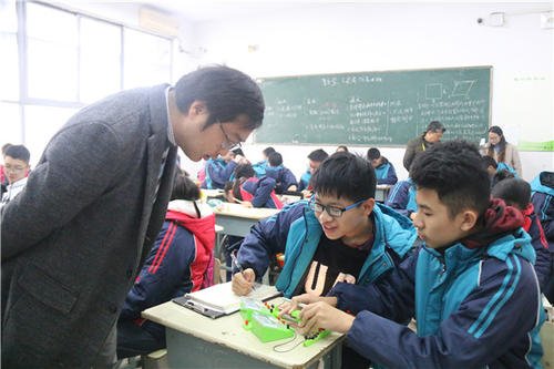 老师站楼道给学生讲课，什么是教书育人？