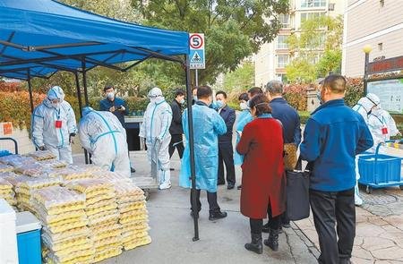 无锡多人殴打防疫人员，2人被拘，为何总有这种人搞破坏？