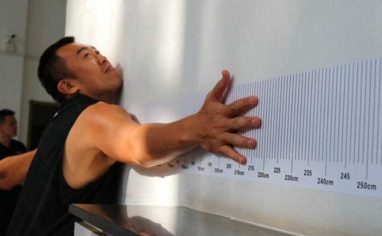 对于比赛成绩需要由体测决定一事，人民日报是如何评论的？