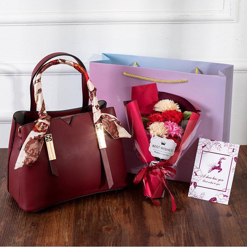 马上母亲节了，想给妈妈和刚当妈妈的老婆各送一份礼物，送什么好？