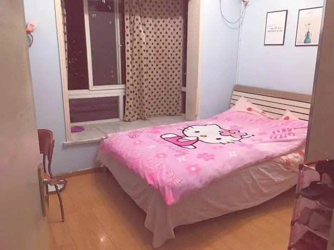 可怕！女子发现男子深夜卧室窗外疑偷窥，背后哪些细节让你细思极恐？