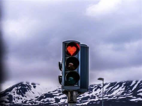 北京现爱心状红绿灯，出现这种红绿灯的原因是什么？