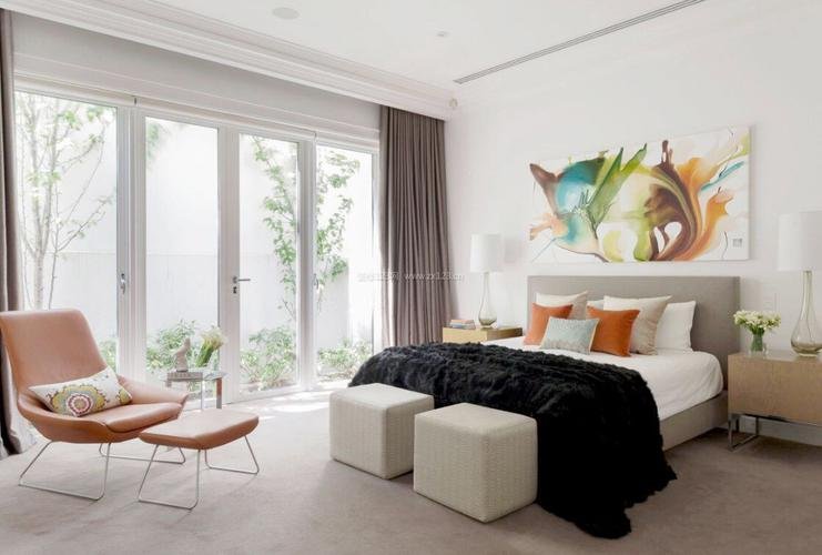 如果阳台在卧室中，怎么做隔断要比较好一些？