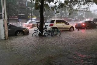 青海西宁暴雨致多处内涝,当地有关部门采取了怎样的措施?