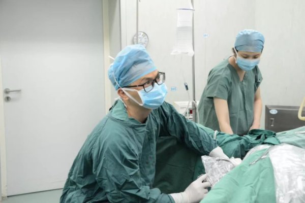 绵阳一29岁女子做妇科微创手术身亡，医院是否需要为此担责？