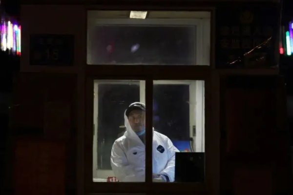 上海17名防疫保安被骗，在桥下过夜，他们究竟遭遇了怎样的骗局？