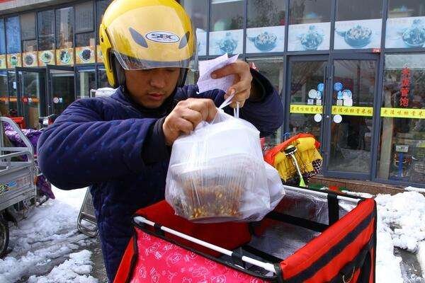 安徽一司机肇事逃逸被外卖小哥劝回,现场发生了什么?