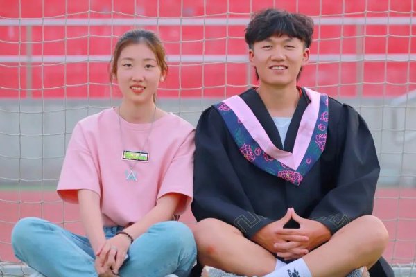 学士的披肩有不同的颜色代表