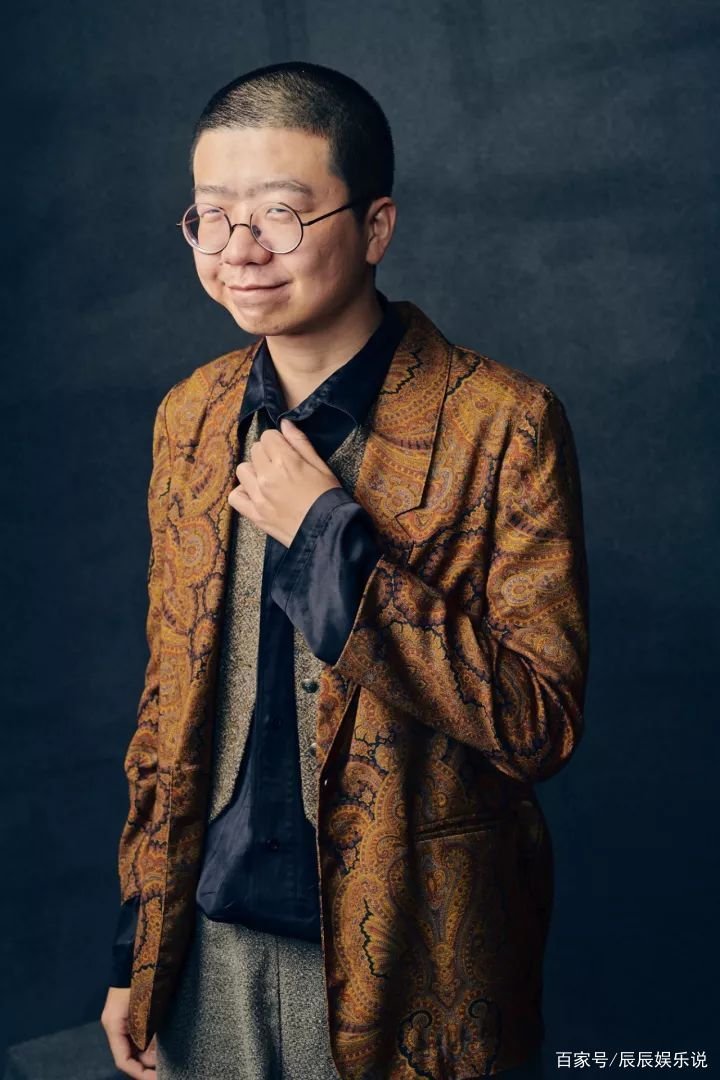 李诞被拍与美女喝咖啡，疑被女方上演摸脸杀不避嫌，婚变坐实了吗？