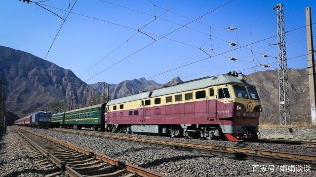 为什么高铁飞机座位都是顺座的，火车却是对着坐的？不是很尴尬吗 ？