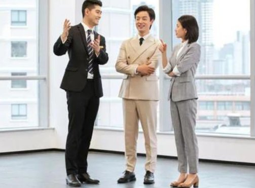 房租补涨!年轻人开始租酒店,房东提价,房租就能真的涨起来吗?