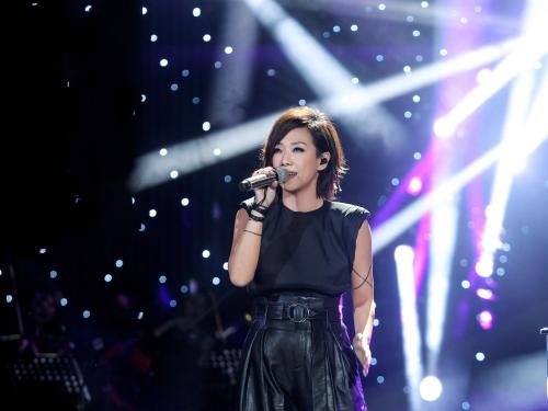 歌词是《夜已深 还有什么人》歌名是什么