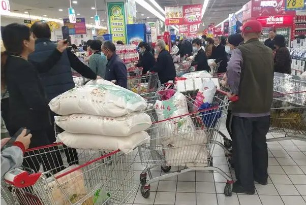 上海居民限时购物，扁担推车全用上，你见过最奇葩的购物方式是什么？