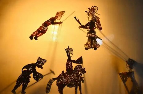 描写皮影戏表演时的场面