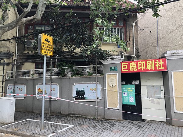 上海一男子出方舱在街头睡了23天,这名男子这些天是如何度过的?